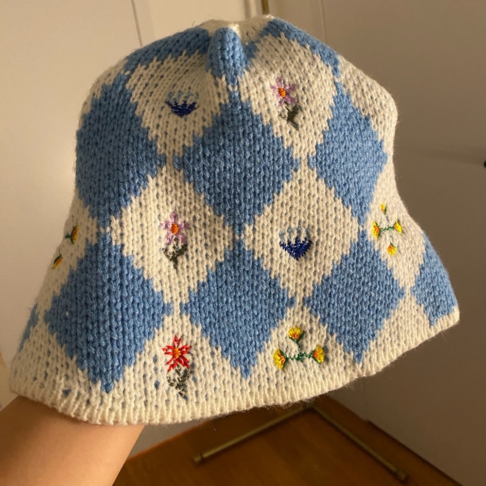 Cute blue and white knitted bucket hat #indie